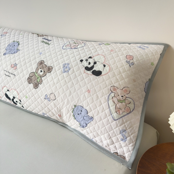 91家纺网 家纺一手货源 找家纺 爱港家纺 2025新款凉感丝双人长枕巾 夏季情侣枕头巾 绑带长枕巾 萌趣派对 180*48