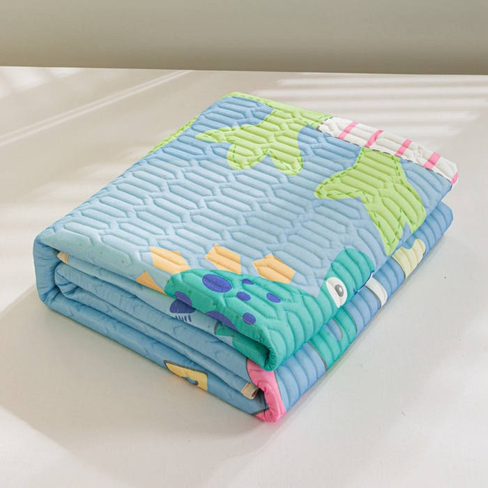 91家纺网 家纺一手货源 找家纺 美丽折2025新品6mm厚天然乳胶凉席三件套 大版印花卡通乳胶凉席平铺款 酷玩龙