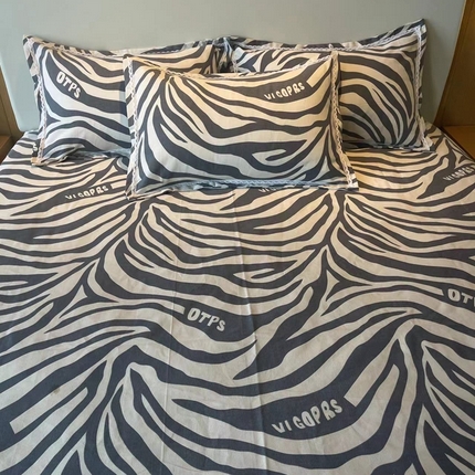 91家纺网 家纺一手货源 找家纺 仟网汇 2025全棉老粗布蕾丝花边三件套（无纺布手提包装） 斑马纹