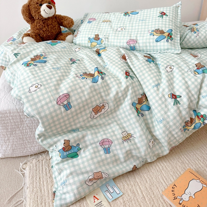 91家纺网 家纺一手货源 找家纺 2025新款全棉26℃有氧双层纱幼儿园多件套 小熊飞行员