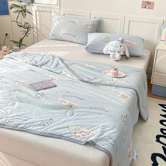 91家纺网 家纺一手货源 找家纺 金爱家2025新款A类三丽鸥正版授权高品质牛奶丝软糯针织棉大豆夏被系列详情 针织棉三丽鸥-奶油蓝点大耳狗