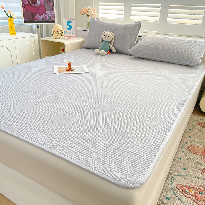 91家纺网 家纺一手货源 找家纺 迪乐妮 2025新款小冰熊凉豆豆席床笠 绅士灰-小冰熊凉豆豆席