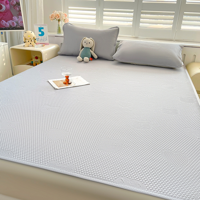 91家纺网 家纺一手货源 找家纺 迪乐妮 2025新款小冰熊凉豆豆席床笠 绅士灰-小冰熊凉豆豆席