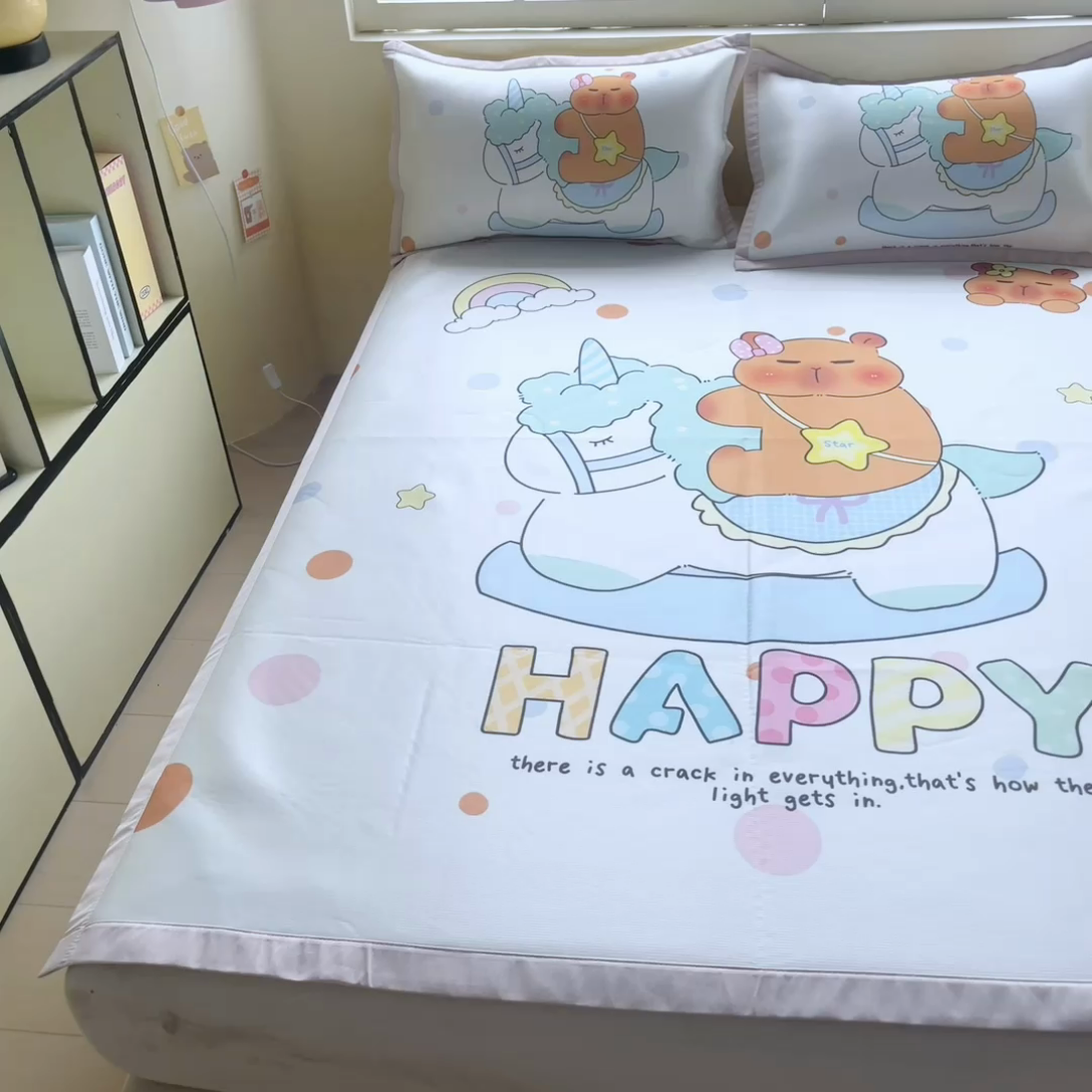 91家纺网 家纺一手货源 找家纺 博雅 2025新款独家版权A类大版数码印花1200D冰丝凉席 木马卡皮巴拉