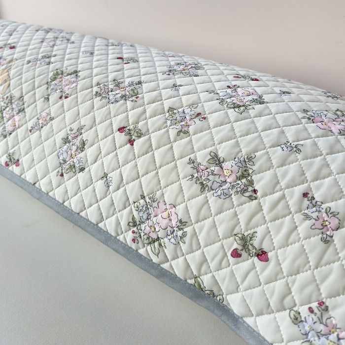 91家纺网 家纺一手货源 找家纺 爱港家纺 2025新款凉感丝双人长枕巾 夏季情侣枕头巾 绑带长枕巾 花兔萌 180*48