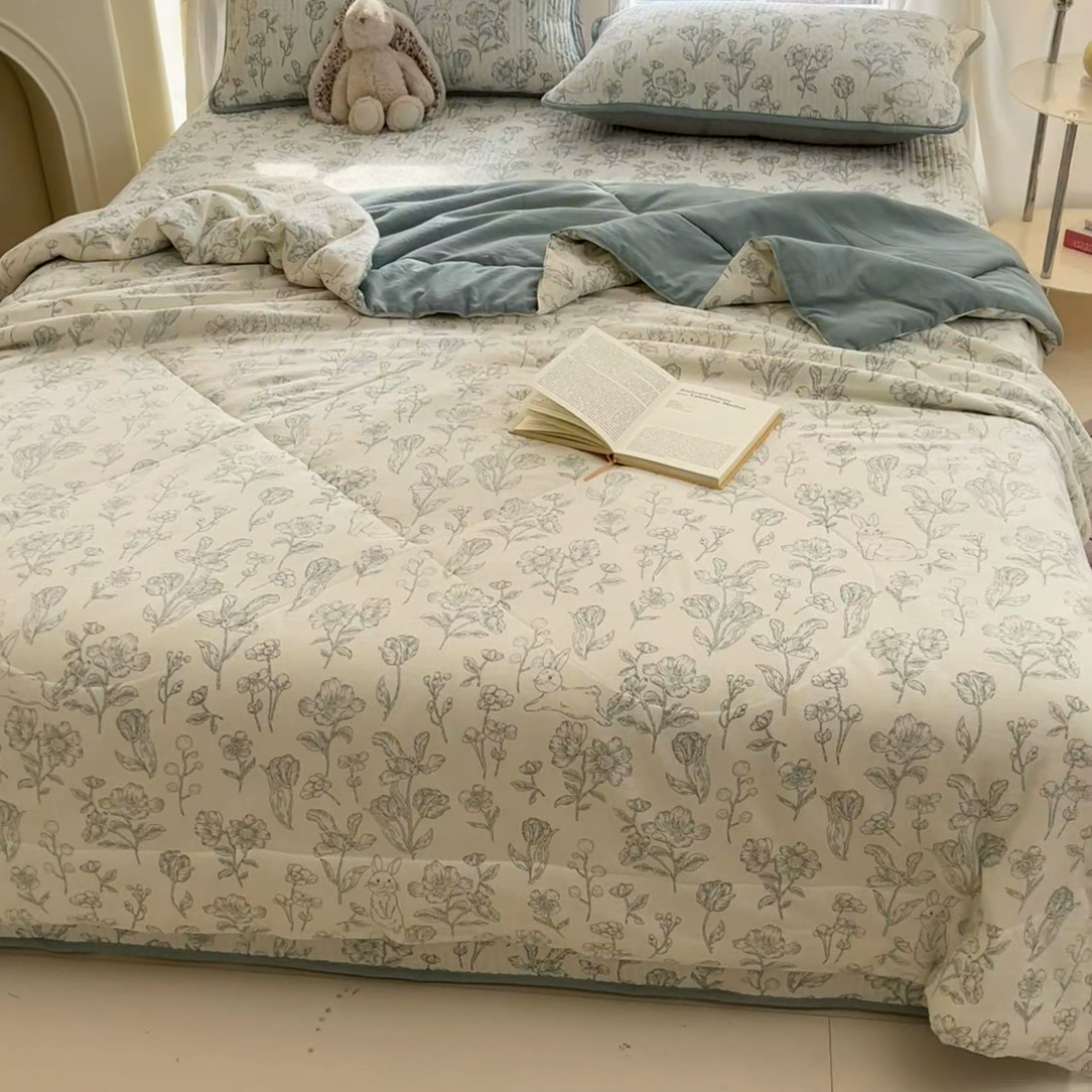 91家纺网 家纺一手货源 找家纺 贝扬思家纺 2025新款云感双层纱7A抗菌夏被四件套系列 花开漫漫