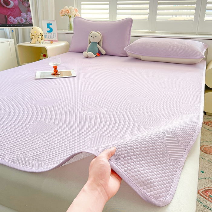 91家纺网 家纺一手货源 找家纺 迪乐妮 2025新款小冰熊凉豆豆席床笠 薰衣紫-小冰熊凉豆豆席