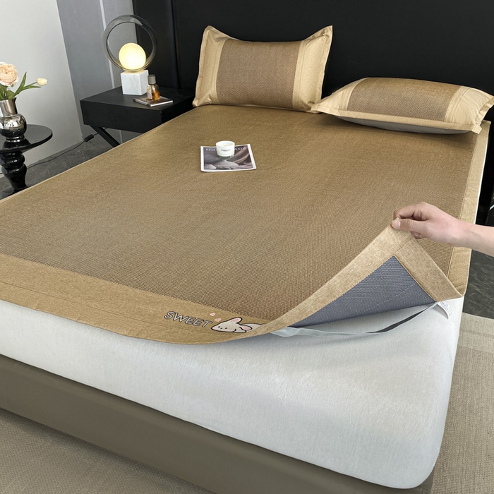 91家纺网 家纺一手货源 找家纺 莱米家纺 2025新款加厚凉感绣花冰藤席 可爱兔—金咖-凉席