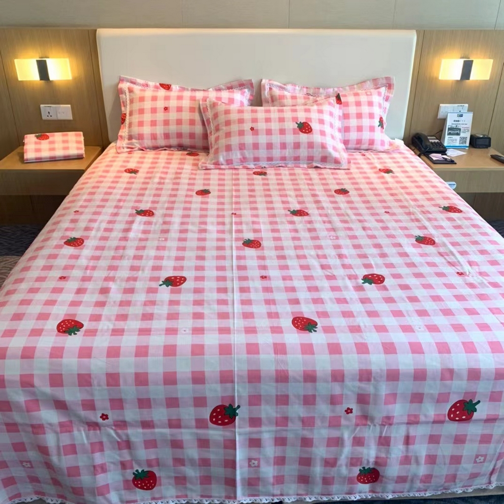 91家纺网 家纺一手货源 找家纺 仟网汇 2025全棉老粗布蕾丝花边三件套（无纺布手提包装） 草莓粉格