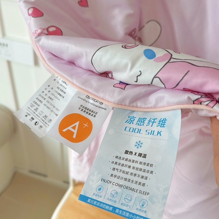 91家纺网 家纺一手货源 找家纺 兜米家居 2025夏季新品三丽鸥深睡双感针织凉感空调被夏被 樱桃玉桂狗