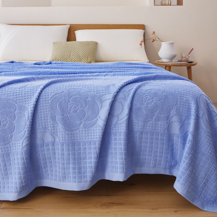 91家纺网 家纺一手货源 找家纺 爱港家纺 2025新款上海专版老式怀旧全棉A类纱布毛巾被 茶花-蓝