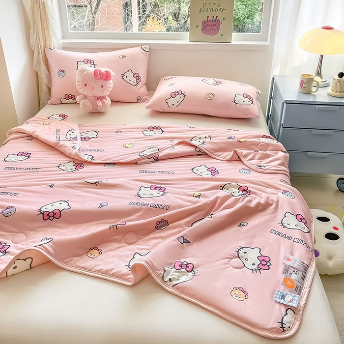 91家纺网 家纺一手货源 找家纺 金爱家2025新款A类三丽鸥正版授权高品质牛奶丝软糯针织棉大豆夏被系列详情 针织棉三丽鸥-粉粉甜筒kitty