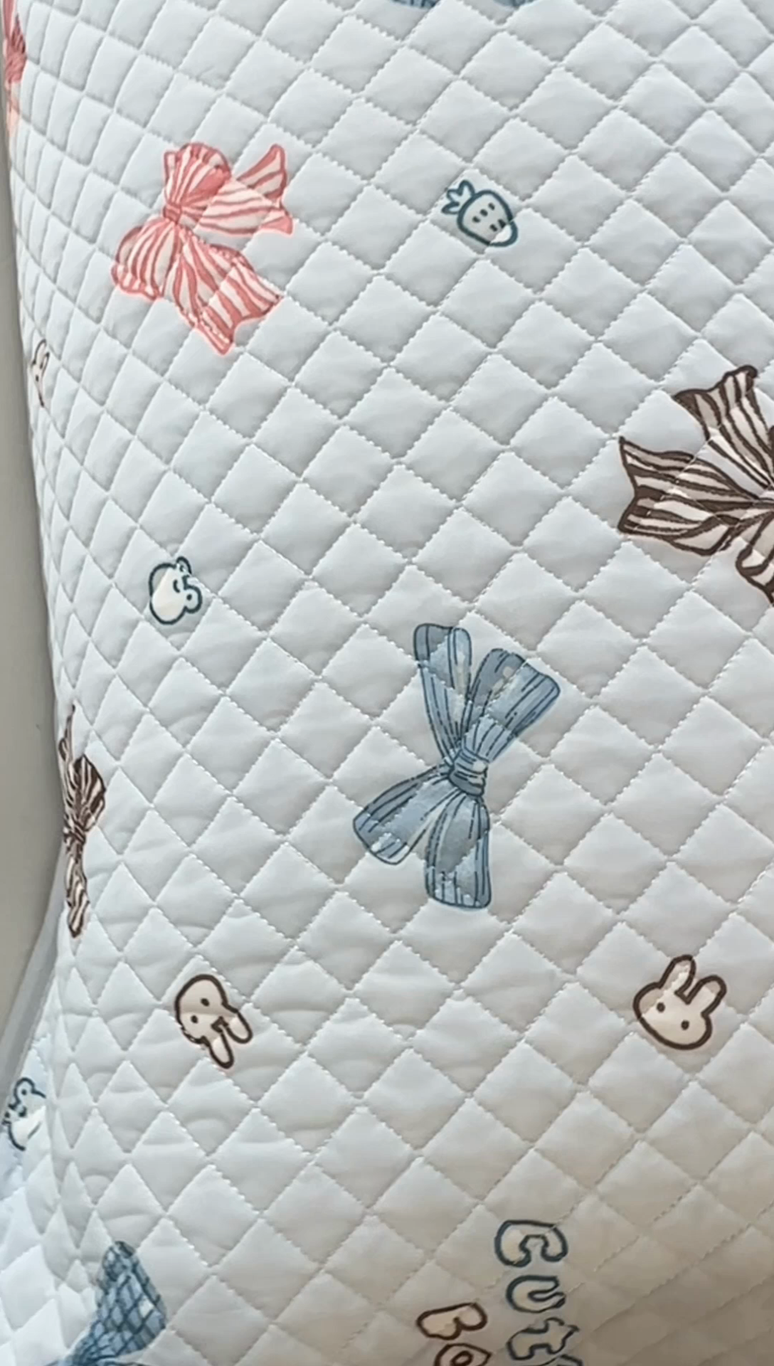 91家纺网 家纺一手货源 找家纺 爱港家纺 2025新款凉感丝双人长枕巾 夏季情侣枕头巾 绑带长枕巾 蓝蝶结 150*48