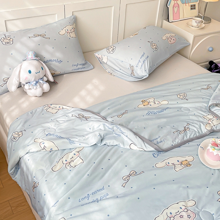 91家纺网 家纺一手货源 找家纺 金爱家2025新款A类三丽鸥正版授权高品质牛奶丝软糯针织棉大豆夏被系列详情 针织棉三丽鸥-奶油蓝点大耳狗