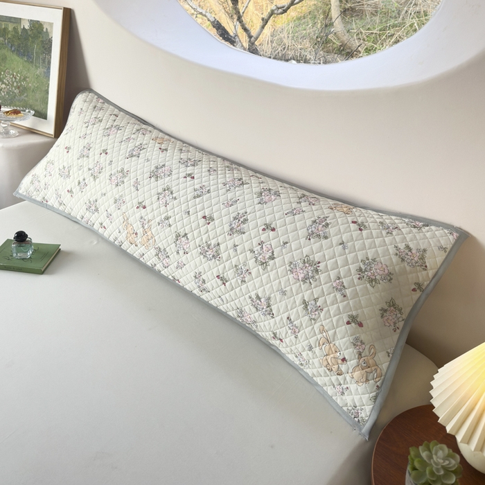 91家纺网 家纺一手货源 找家纺 爱港家纺 2025新款凉感丝双人长枕巾 夏季情侣枕头巾 绑带长枕巾 花兔萌 150*48