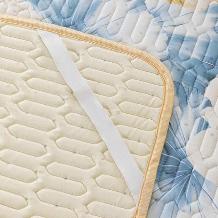 91家纺网 家纺一手货源 找家纺 美丽折2025新品6mm厚天然乳胶凉席三件套 大版印花卡通乳胶凉席平铺款 繁花