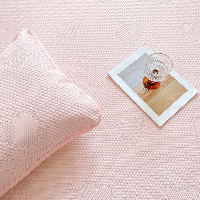 91家纺网 家纺一手货源 找家纺 迪乐妮 2025新款小冰熊凉豆豆席床笠 淑女粉-小冰熊凉豆豆床笠