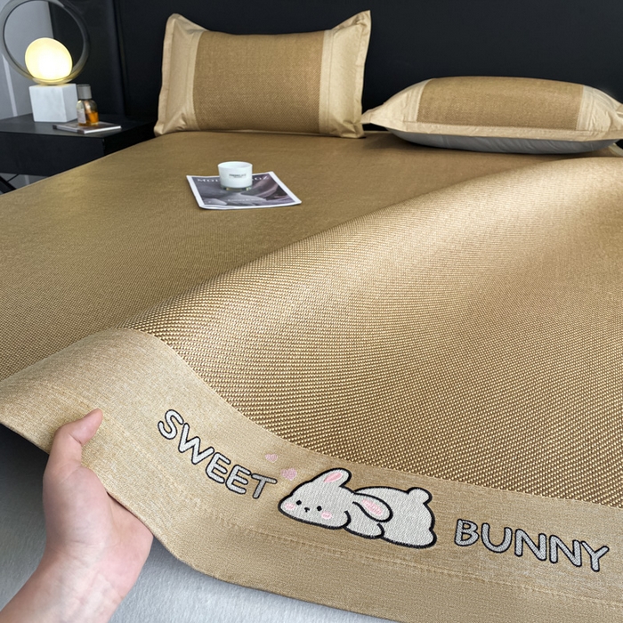 91家纺网 家纺一手货源 找家纺 莱米家纺 2025新款加厚凉感绣花冰藤席 可爱兔—金咖-凉席