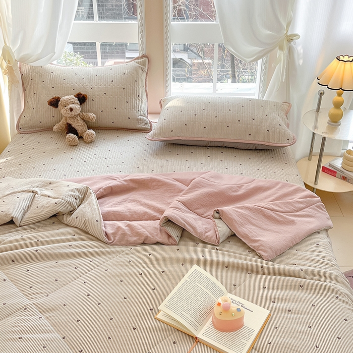 91家纺网 家纺一手货源 找家纺 贝扬思家纺 2025新款云感双层纱7A抗菌夏被四件套系列 爱你