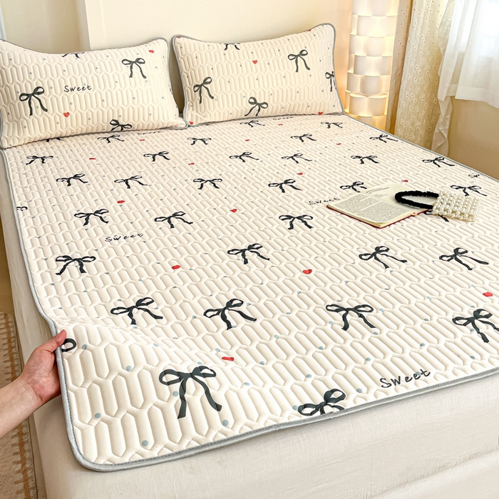 91家纺网 家纺一手货源 找家纺 柒月家居 2025新款小清新乳胶凉席 黑蝴蝶结