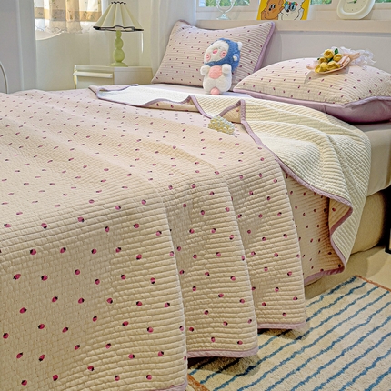 91家纺网 家纺一手货源 找家纺 漫时光 2025新款全棉纯棉新疆棉花夹层单床盖 小草莓