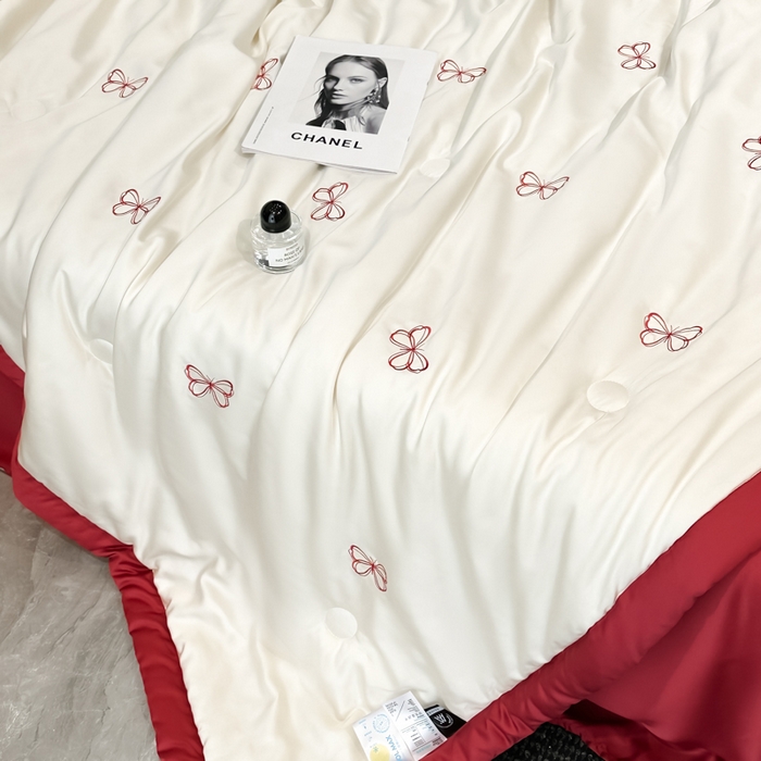 91家纺网 家纺一手货源 找家纺 满羽家纺 2025新款冰丝夏被四件套-满绣系列 迷蝶-奶白红