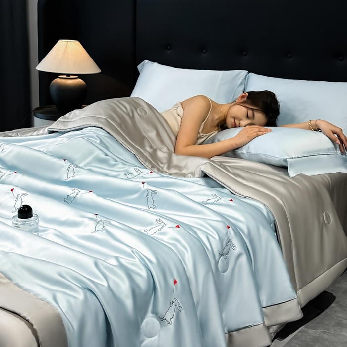 91家纺网 家纺一手货源 找家纺 满羽家纺 2025新款冰丝夏被四件套-满绣系列 兔子追爱-兰灰