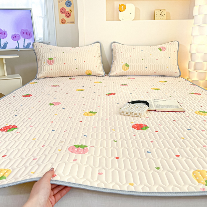 91家纺网 家纺一手货源 找家纺 柒月家居 2025新款小清新乳胶凉席 爱心草莓