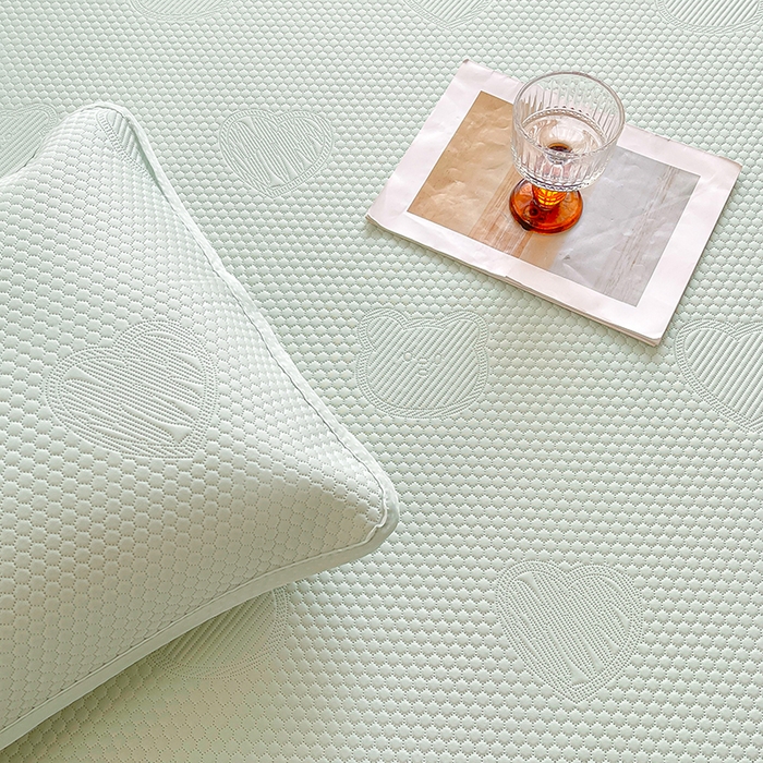 91家纺网 家纺一手货源 找家纺 迪乐妮 2025新款小冰熊凉豆豆席床笠 清新绿-小冰熊凉豆豆床笠