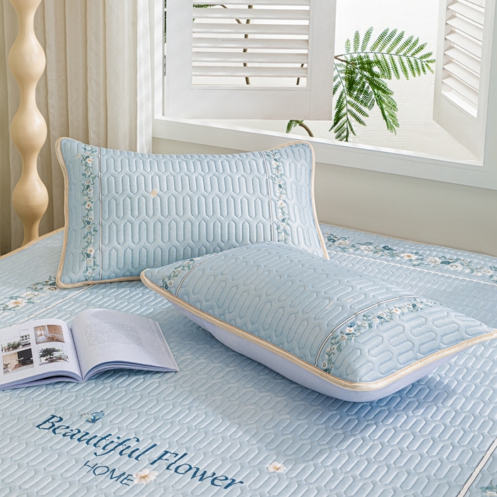 91家纺网 家纺一手货源 找家纺 美丽折2025新品6mm厚天然乳胶凉席三件套 大版印花卡通乳胶凉席平铺款 浪漫花海