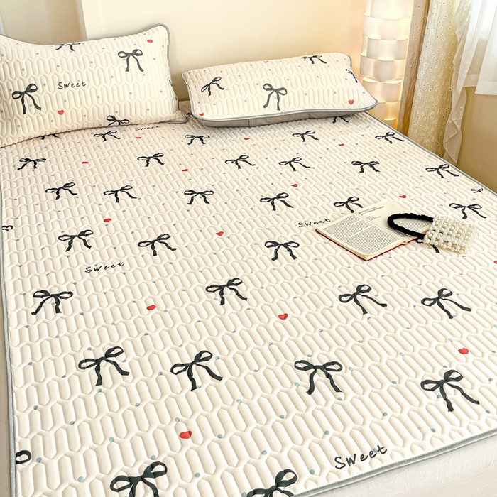 91家纺网 家纺一手货源 找家纺 柒月家居 2025新款小清新乳胶凉席 黑蝴蝶结