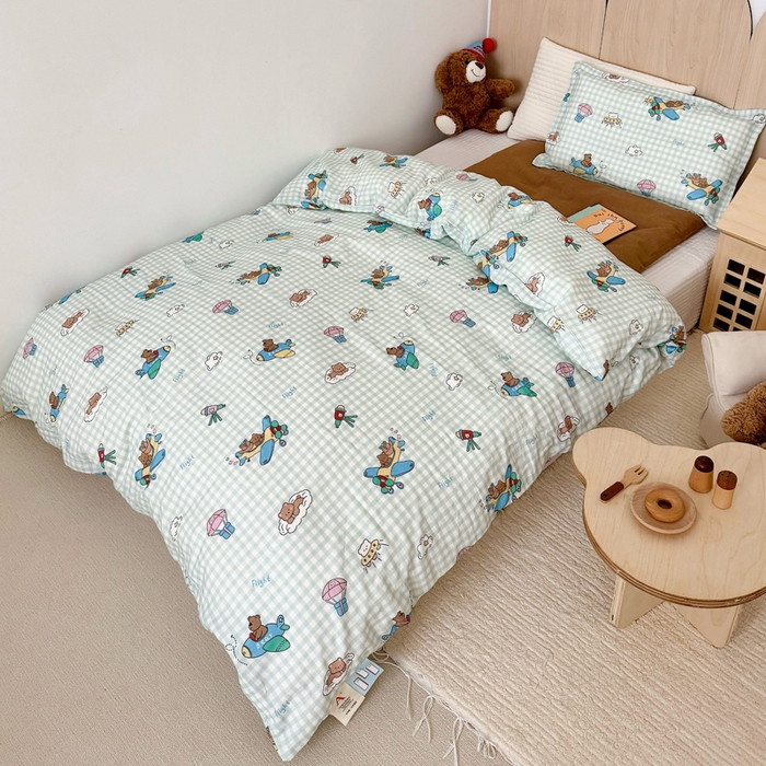 91家纺网 家纺一手货源 找家纺 2025新款全棉26℃有氧双层纱幼儿园多件套 小熊飞行员