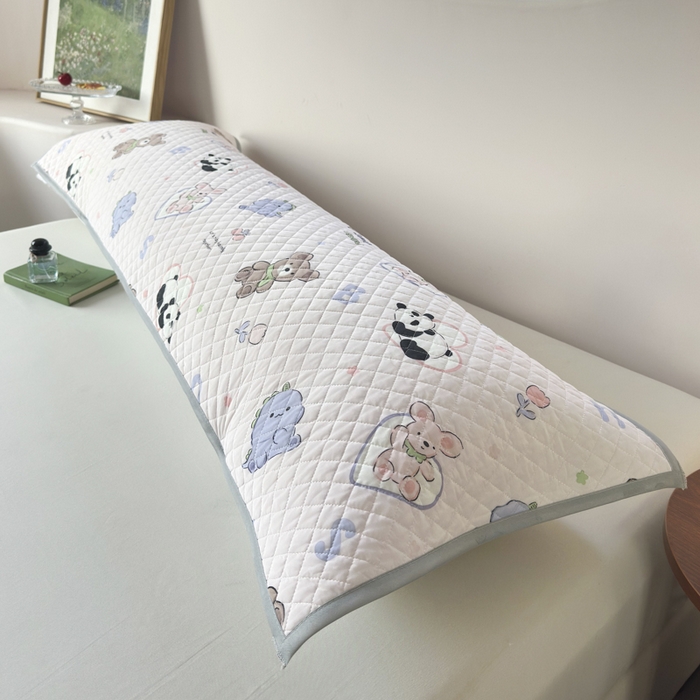 91家纺网 家纺一手货源 找家纺 爱港家纺 2025新款凉感丝双人长枕巾 夏季情侣枕头巾 绑带长枕巾 萌趣派对 120*48