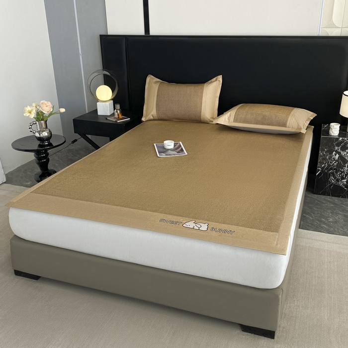 91家纺网 家纺一手货源 找家纺 莱米家纺 2025新款加厚凉感绣花冰藤席 可爱兔—金咖-凉席