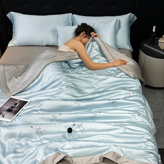 91家纺网 家纺一手货源 找家纺 满羽家纺 2025新款冰丝夏被四件套-满绣系列 兔子追爱-兰灰