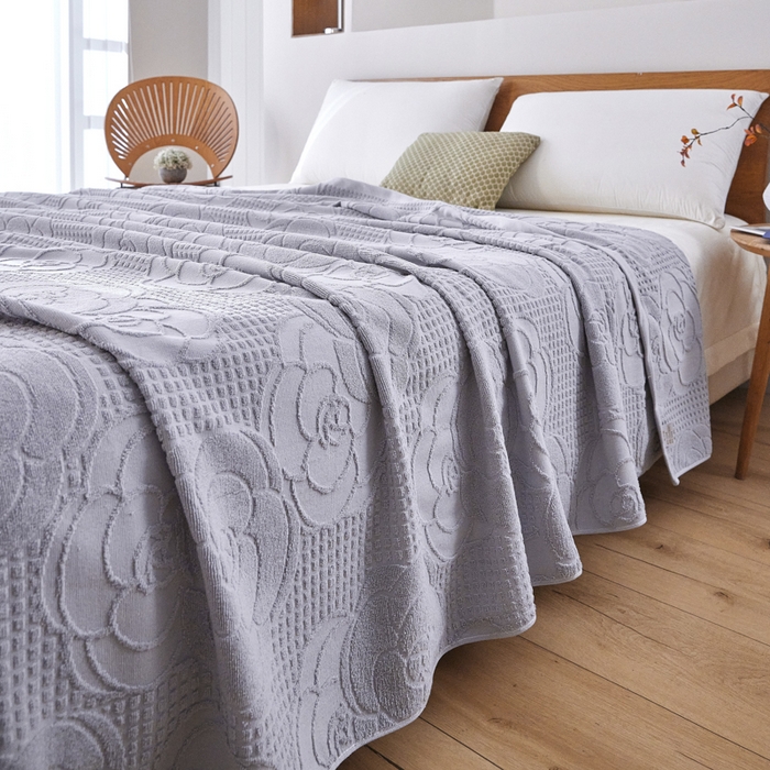 91家纺网 家纺一手货源 找家纺 爱港家纺 2025新款上海专版老式怀旧全棉A类纱布毛巾被 茶花-灰