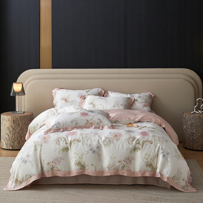 91家纺网 家纺一手货源 找家纺 薏思家纺 2025新款50支莱赛尔天丝数码印花夏被+四件套（礼盒包装） 春日落樱