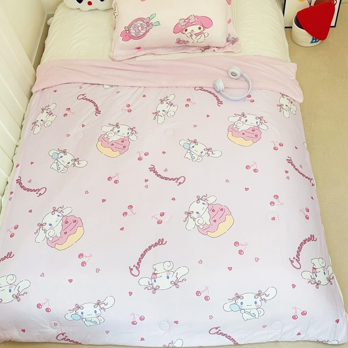 91家纺网 家纺一手货源 找家纺 兜米家居 2025夏季新品三丽鸥深睡双感针织凉感空调被夏被 樱桃玉桂狗