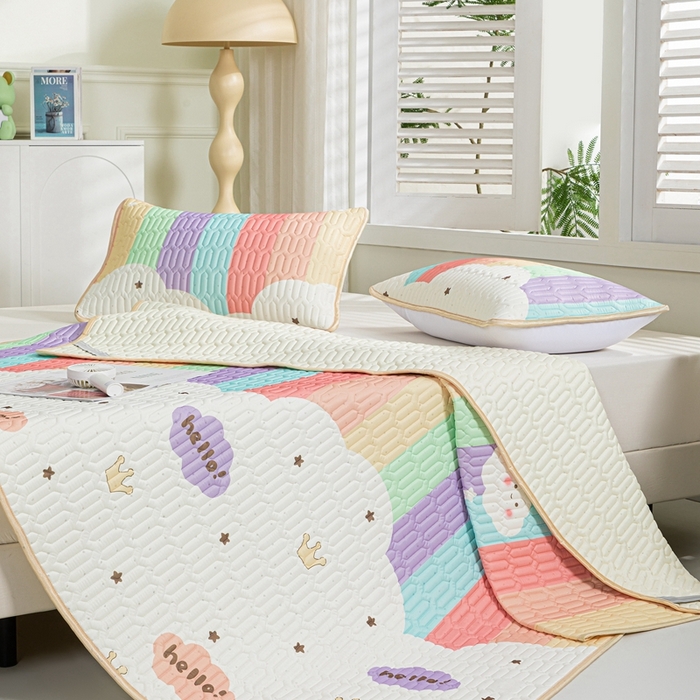 91家纺网 家纺一手货源 找家纺 美丽折2025新品6mm厚天然乳胶凉席三件套 大版印花卡通乳胶凉席平铺款 彩虹岛