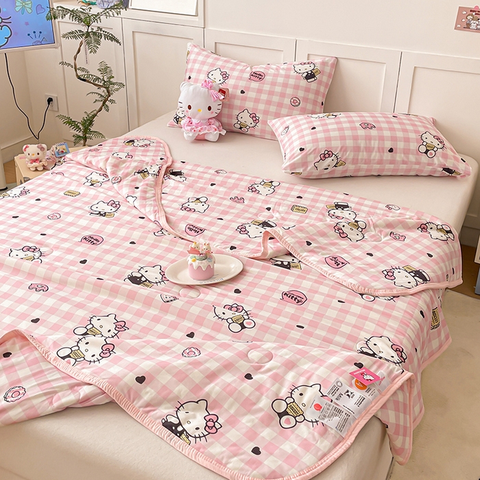 91家纺网 家纺一手货源 找家纺 桃子家居 2025新款A类三丽鸥正版授权高品质牛奶丝软糯针织棉大豆夏被系列 针织棉三丽鸥-粉格爱心kitty