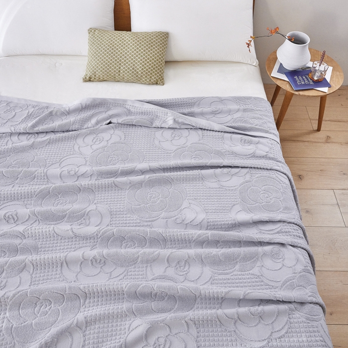 91家纺网 家纺一手货源 找家纺 爱港家纺 2025新款上海专版老式怀旧全棉A类纱布毛巾被 茶花-灰