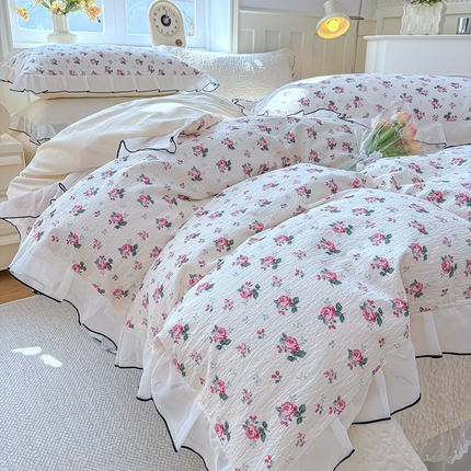 91家纺网 家纺一手货源 找家纺 金艾草2026新款针织棉印花花边床盖款四件套 花雨诺