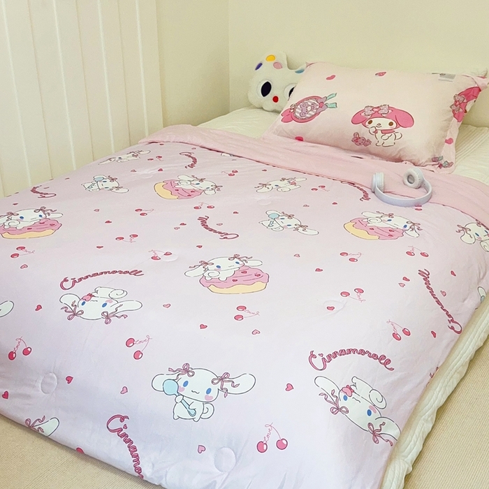 91家纺网 家纺一手货源 找家纺 兜米家居 2025夏季新品三丽鸥深睡双感针织凉感空调被夏被 樱桃玉桂狗