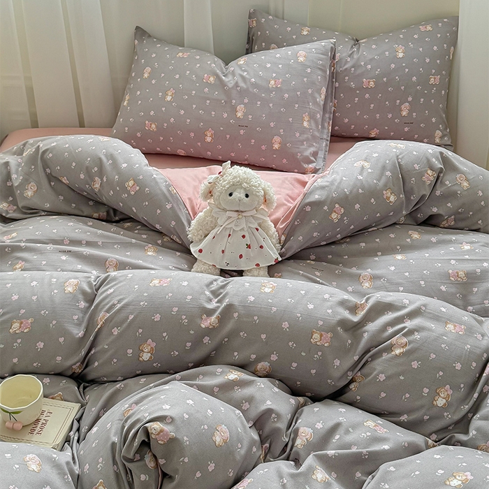 91家纺网 家纺一手货源 找家纺 丝芙妮家居2025新款水洗针织棉双层纱印花四件套 花舞小熊