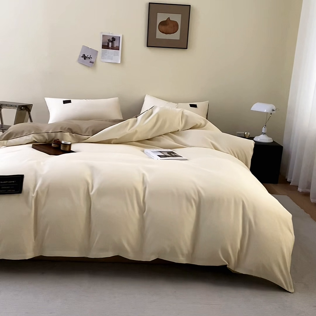 91家纺网 家纺一手货源 找家纺 恋之语 2025新款90克纯色双拼四件套 奶茶+摩卡棕