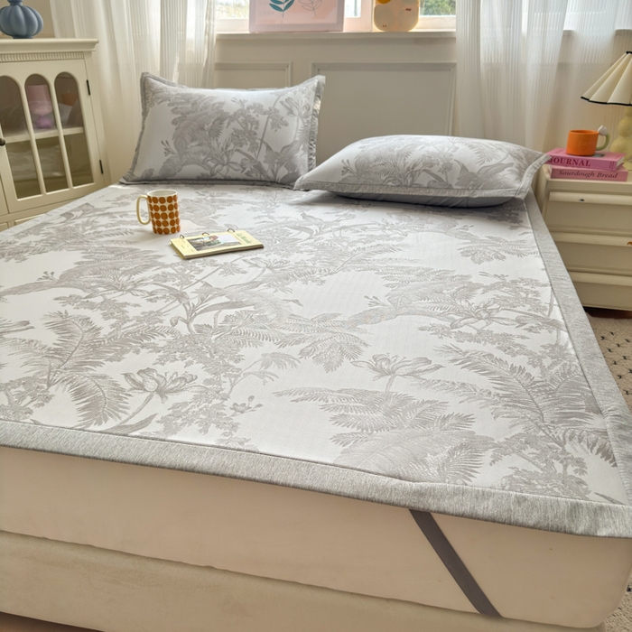 91家纺网 家纺一手货源 找家纺 花漾家居 2025新款A类色织提花PE凉感丝凉席三件套床单床笠款 床单款-芭蕉灰