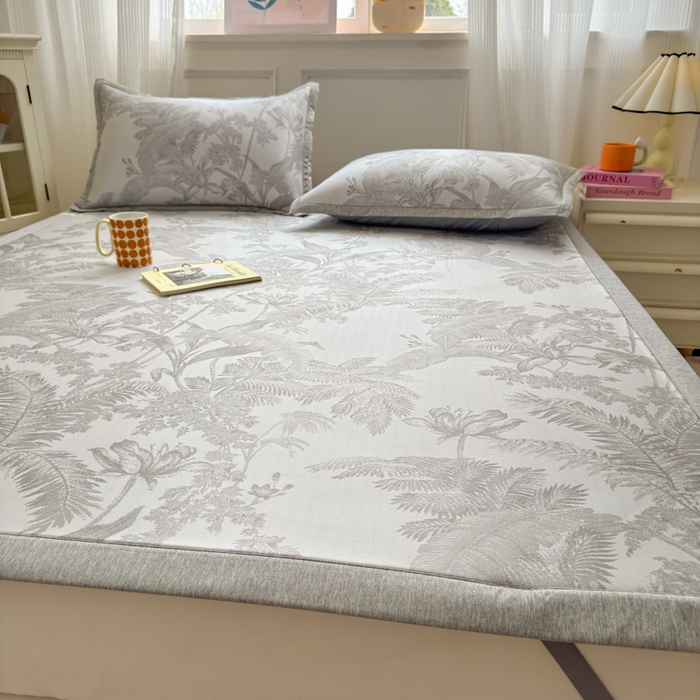 91家纺网 家纺一手货源 找家纺 花漾家居 2025新款A类色织提花PE凉感丝凉席三件套床单床笠款 床单款-芭蕉灰