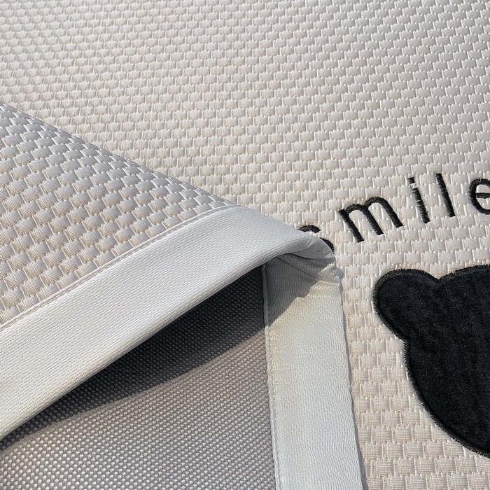 91家纺网 家纺一手货源 找家纺 （总）爱思凯家纺 2025新款冰豆豆贴布绣床笠床席款-八宝熊系列绑带床席款（场景二）