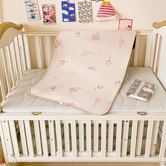 91家纺网 家纺一手货源 找家纺 富馨莱 2025新款幼儿园古藤席冰丝席双面可用儿童凉席双面凉感 梦幻城堡