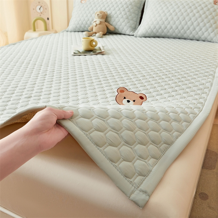 91家纺网 家纺一手货源 找家纺 布卢姆床垫 2025新款A类水洗棉刺绣抗菌床护垫 小熊仔-浅绿